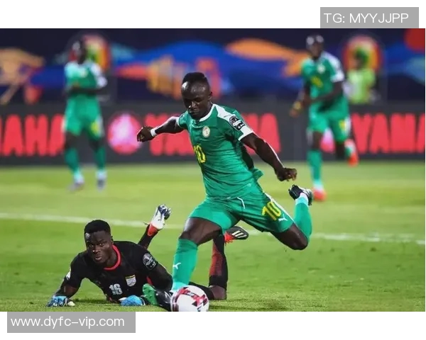 足球明星甜美笑容背后的故事与魅力展现